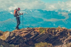 Imagem de indivíduo fazendo trekking no alto da montanha