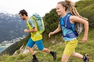 Pessoas trail running com mochila de ataque