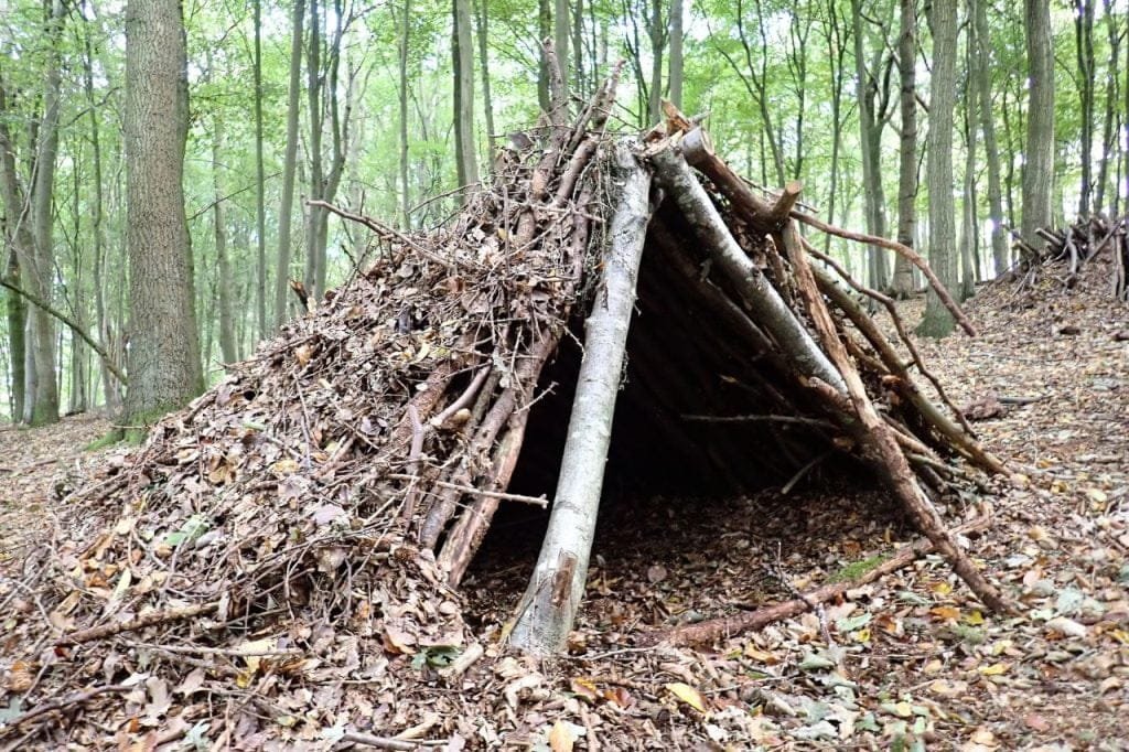 Foto abrigo de emergencia sobrevivência bushcraft