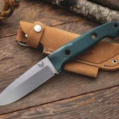 Descubra a Benchmade 162 Bushcrafter, Fabricada nos EUA, esta faca de lâmina fixa é projetada para durabilidade e versatilidade.