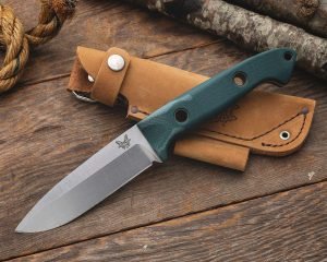 Descubra a Benchmade 162 Bushcrafter, Fabricada nos EUA, esta faca de lâmina fixa é projetada para durabilidade e versatilidade.