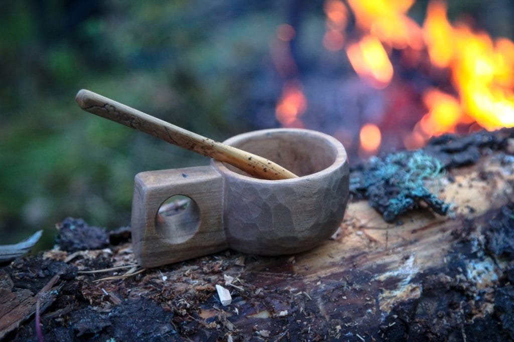 Entalhe no bushcraft kuksa