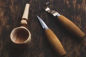 Entalhe no bushcraft kuksa