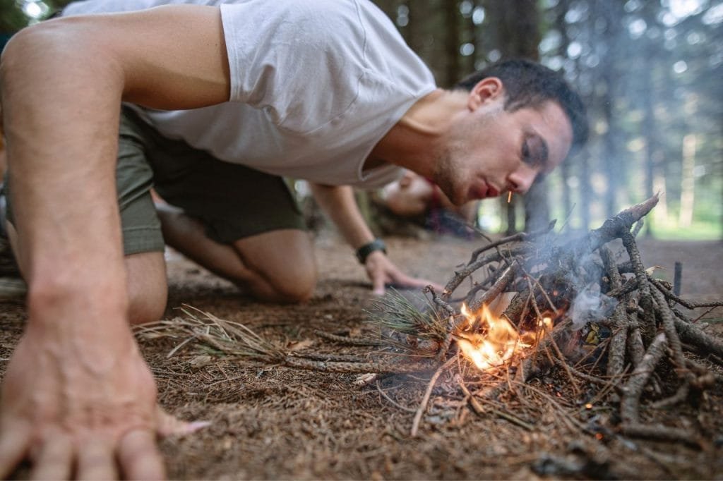 fazendo fogueira de sobrevivência técnicas de bushcraft