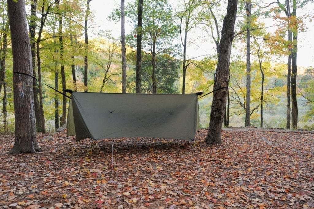 Tarp amarrada em duas árvores no Bushcraft